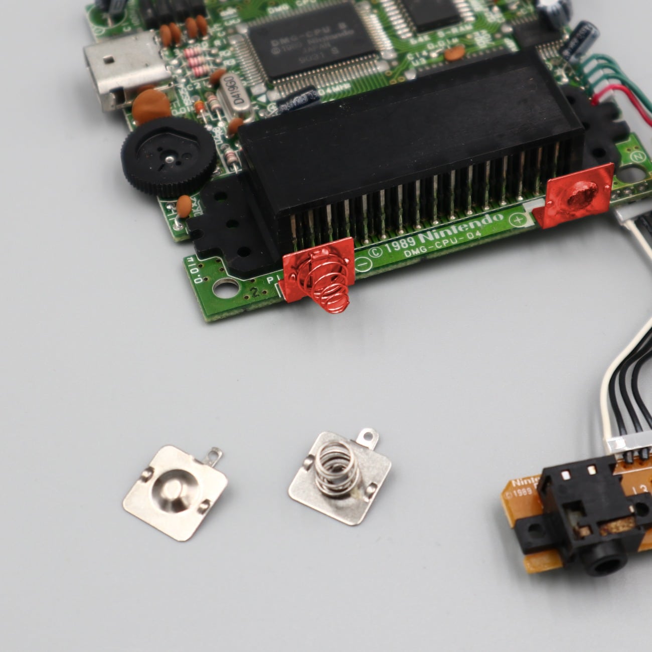 gameboy-classic-platine-neue-kontakte.jpg Mainboard Batteriekontakte für GameBoy Classic – Bild 1